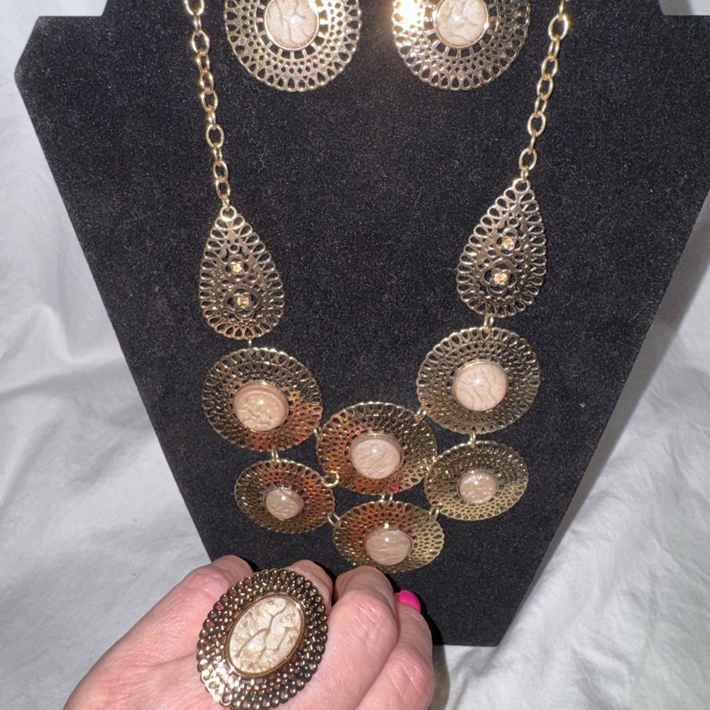 Stunning Gold Tone Filigree & Faux Marble Jewelry Set
